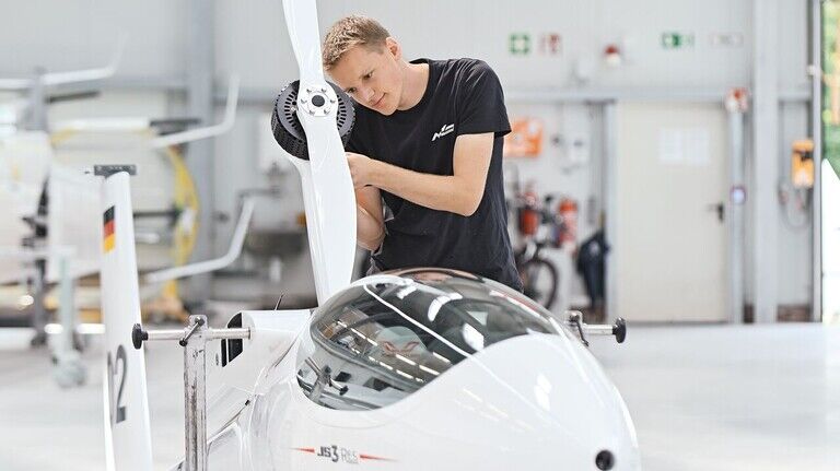 Handarbeit: Leichtflugzeugbauer Tjark Meemken justiert einen Propeller, der dem Segelflugzeug als Heimkehrhilfe dient.
