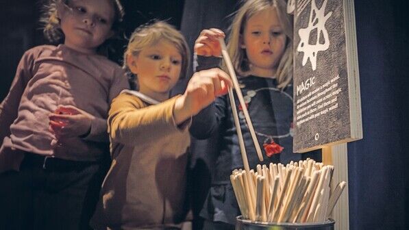 Magische Momente: In der Ausstellung „Die kleine Hexe“ dürfen Kinder zum Zauberstab greifen und auf Besen reiten.