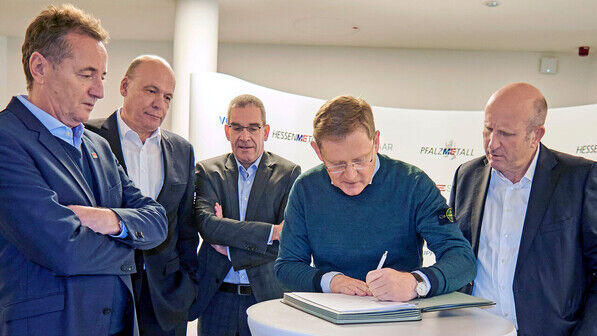 Die Unterzeichnung des neuen Vertrags – von links im Bild: Jörg Köhlinger von der IG Metall sowie Thomas Merfeld (vem.die arbeitgeber), Martin Schlechter (ME Saar), Oliver Barta und Dirk Pollert (beide Hessenmetall).