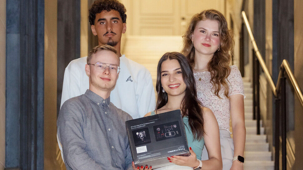 Stolzes Quartett: Diese Azubis von Weber Verpackungen aus Wickede (Ruhr) gewannen den Video-Wettbewerb des Arbeitgeberverbands HPV.