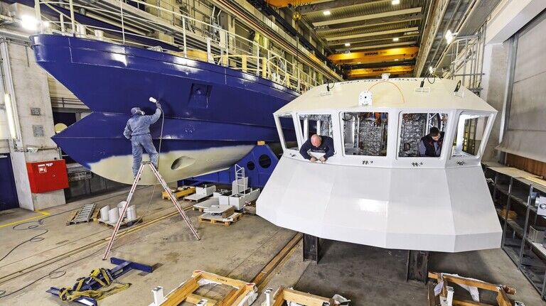 Parallele Produktion: Um den Bau der beiden Zollboote effektiv zu gestalten, werden Rumpf und Deckshaus getrennt voneinander gefertigt und erst dann zusammengefügt.