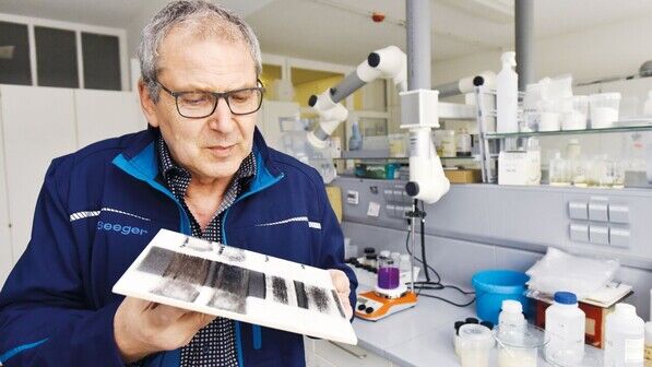 Dr. Rudolf Fackler analysiert im Labor Schmutzproben.