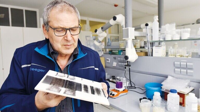 Dr. Rudolf Fackler analysiert im Labor Schmutzproben.