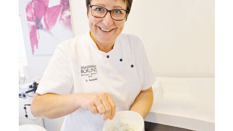Kosmetikerin mit Leib und Seele: Kosmetikerin Gabi Fenchel beim Anrühren einer Creme. Foto: Sigwart