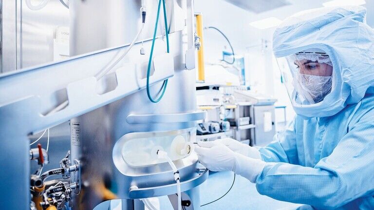 Biontech: Mitarbeiterin bei der Produktion von Corona-Impfstoff in Marburg.