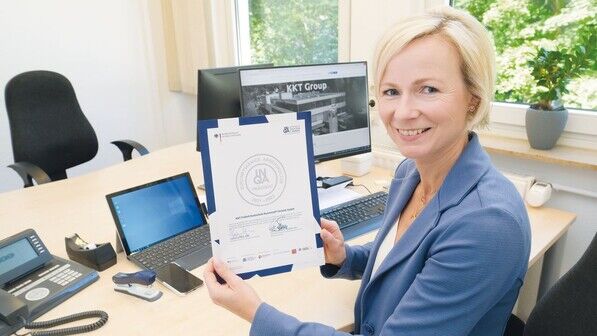 Mit der Urkunde vom Arbeitsminister: Maja Vogt hat mit einem Projektteam den Wandel im Unternehmen vorangetrieben.
