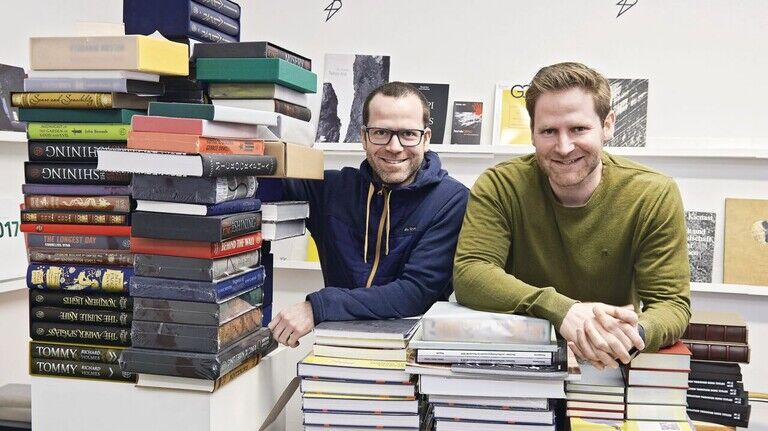 Buchbinden in der dritten Generation: Christian (links) und Tobias Spinner mit einigen ihrer Produkte.