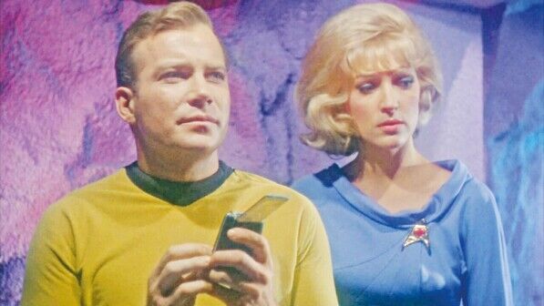 Bildhafte Vorstellung: Science-Fiction-Serien wie Star Trek zeigen schon sehr früh, was möglich sein könnte. So gab es da schon vor mehr als 50 Jahren Sprachnachrichten über ein Gerät, das wir heute als Handy kennen.