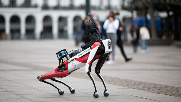 Heuschrecke mal anders: Wachschutz-Roboter „Spot“ im Einsatz in der Hamburger Innenstadt.