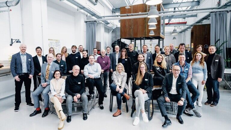Zusammen auf gute Ideen kommen: Anna Lawera (in der Mitte stehend) mit Beschäftigten des East Side Fab und Unternehmensvertretern im Innovationslabor im Osten Saarbrückens.