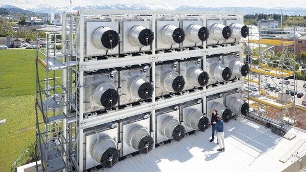 Filteranlage für Klimagas: Auf dem Dach einer Müllverwertungsanlage in Hinwil bei Zürich stehen Container mit CO2-Kollektoren der Firma Climeworks. Pro Jahr saugen sie 900 Tonnen Kohlendioxid aus der Luft und versorgen damit Gewächshäuser.
