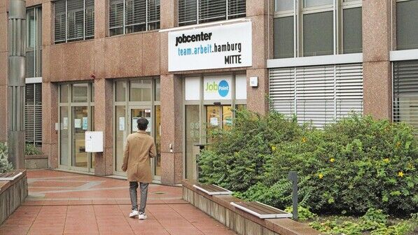 Anlaufstelle: Die Jobcenter, hier eine Filiale im Hamburger Stadtteil St. Georg, haben die Aufgabe, die Bezieher von Bürgergeld zu betreuen.