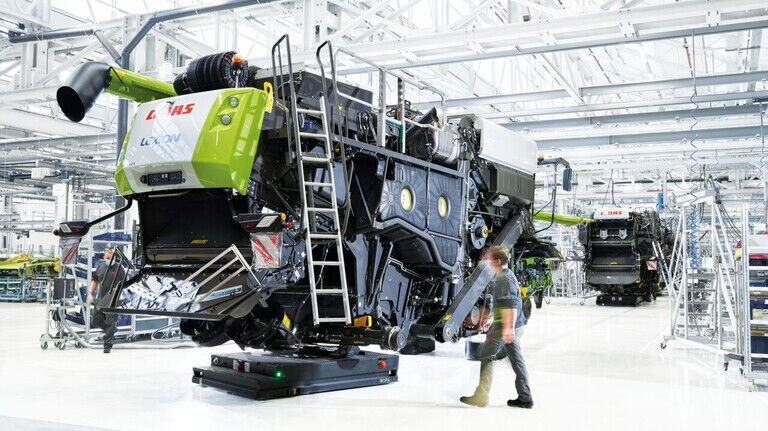 Mähdrescherwerk von Claas: Autonome Transportroboter in einem der modernsten Landmaschinen-Werke weltweit.
