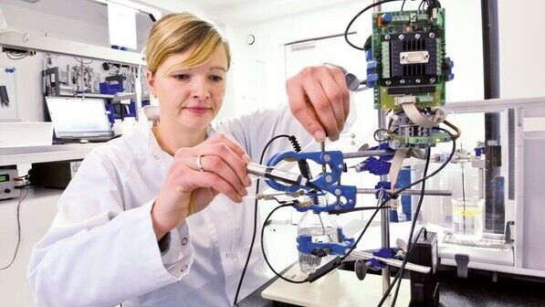 Im Labor: Ingenieurin Elisabeth Westphal startet eine Testreihe. Foto: Augustin