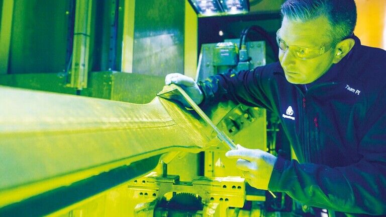 „Handarbeitsplätze in der Industrie“ - Teamleader Heiko Krüger bearbeitet bei Thyssen Krupp Gerlach in Homburg in der sogenannten „Flux“ ein Bauteil. 