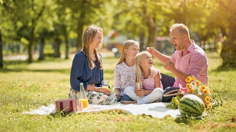 Mahlzeit im Grünen: Ob auf dem Ausflug oder im heimischen Garten – eine Picknickdecke für die kleine Auszeit ist schnell ausgelegt.
