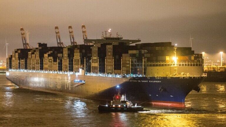 Logistik-Riese: Das Containerschiff "Antoine de Saint Exupery" der Reederei CMA CGM beim Einlaufen in den Hamburger Hafen. Foto: Daniel Bockwoldt/dpa