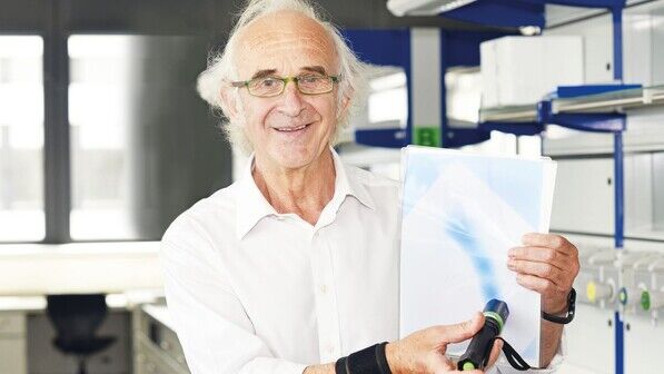 Malen mit Licht: Professor Michael Tausch zeigt es mit einer „intelligenten“ Folie.