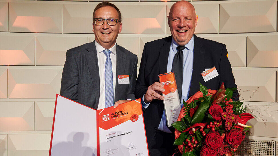 Hessen-Champions in der Kategorie Weltmarktführer: Vacuumschmelze in Hanau, vertreten durch CEO Dr. Erik Eschen (rechts) und Entwicklungschef Dr. Ralf Koch.