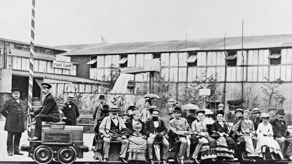 Berliner Gewerbeausstellung 1879: Präsentation der weltweit ersten elektrischen Eisenbahn. Foto: Siemens