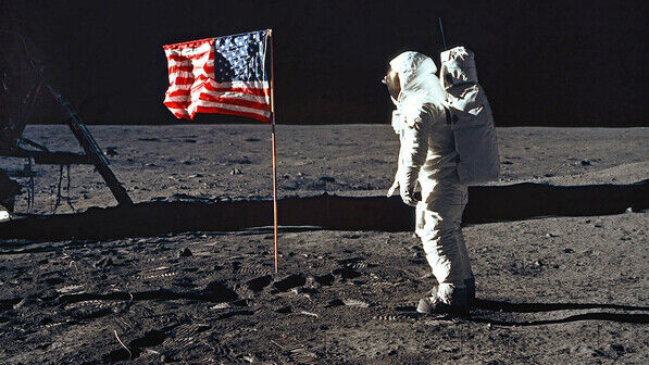 Mann im Mond: Astronaut Buzz Aldrin an der Landestelle von Apollo 11. Das strahlende Rot ihrer Streifen verdankt die US-Flagge dem Farbpigment Aquaprint Scarlet LF von BASF.