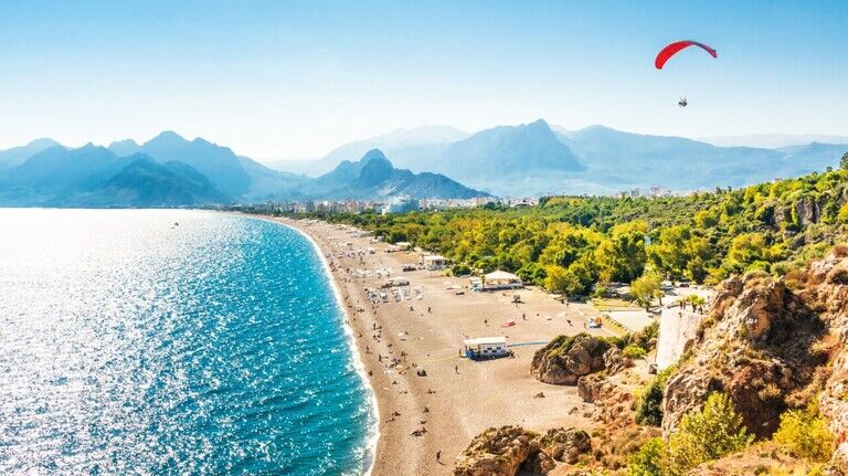 Sehnsuchtsort: Ein Strand in der Nähe von Antalya. An der Mittelmeerküste der Türkei liegen viele Ziele, die bei Urlaubern aus ganz Europa beliebt sind.