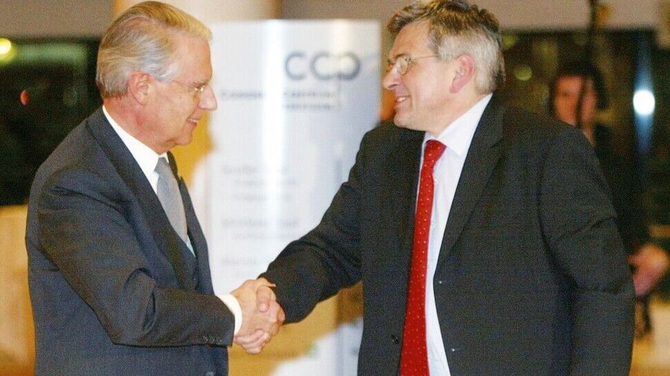 Pforzheimer Abkommen: Das Foto zeigt die Verhandlungsführer nach der Einigung – Otmar Zwiebelhofer von Südwestmetall (links) und Jörg Hofmann von der IG Metall.