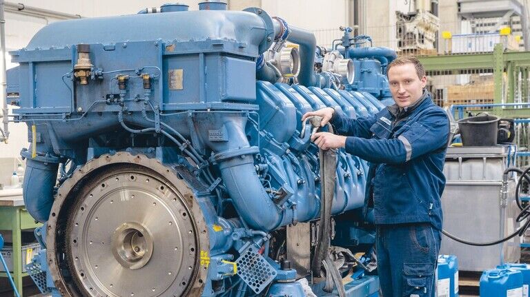 Dreht gern große Räder: Feinwerkmechaniker Lukas Lüttmann arbeitet an einem Industriemotor. 