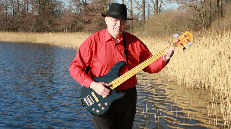Der Mann am Bass: Gerd Rohweder macht seit über 40 Jahren Musik.