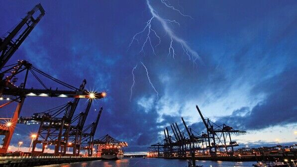 Gewitter über Hamburg: Düster sieht es derzeit auch für viele Betriebe aus.