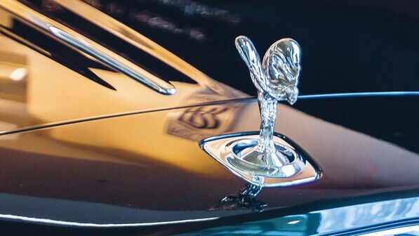 Elegant: Für den Klappmechanismus der Kühlerfigur „Emily“ von Rolls-Royce liefert Bechtold Metallteile.