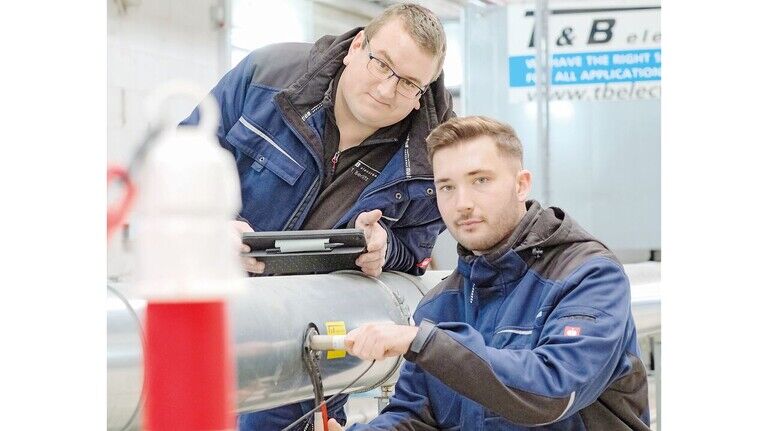 Arbeit an einer Brandschutzanlage: Timothy Berlitz (links) und Max Oelkers mögen ihren Job bei T&B electronic. Auch, weil man dabei viel rumkommt. 
