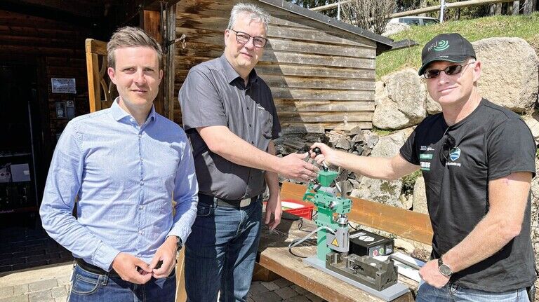 Auftakt zum Projekt „cleandanube“ in Furtwangen (von links): Bertram Stern und Michael Vieth von Arburg überreichen Andreas Fath eine Spritzgießmaschine. Sie demonstriert, was man aus Kunststoff machen kann. 