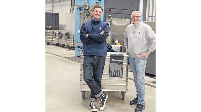 Gründergeist und Berufserfahrung treffen aufeinander: Felix Holtgrave mit Wäschereileiter Dieter Bos (rechts) vor einer der modernen Waschmaschinen.