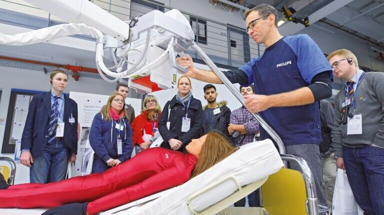 Demonstration: Philips-Mitarbeiter Dirk Manke zeigt, wie man dank mobiler Geräte Patienten im Bett röntgen kann. Foto: Augustin