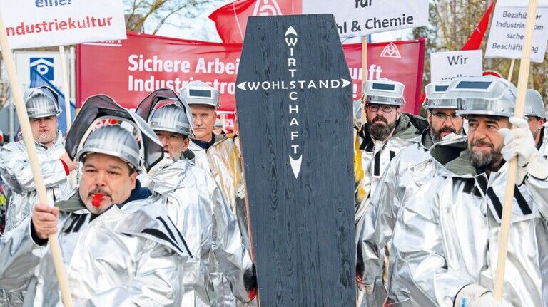 Demonstration für preiswerten Strom: Mitarbeiter der Lech-Stahlwerke im bayerischen Meitingen fürchten um ihre Jobs.