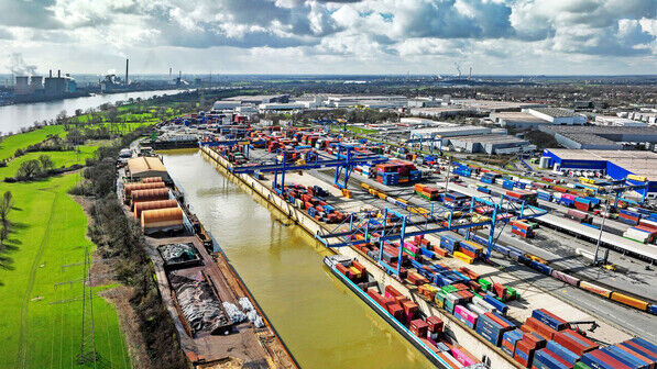 Handelsflaute: Bürokratie-Abbau wäre ein wirksames Konjunkturprogramm. Im Bild: der Hafen Duisburg.
