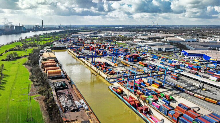 Handelsflaute: Bürokratie-Abbau wäre ein wirksames Konjunkturprogramm. Im Bild: der Hafen Duisburg.