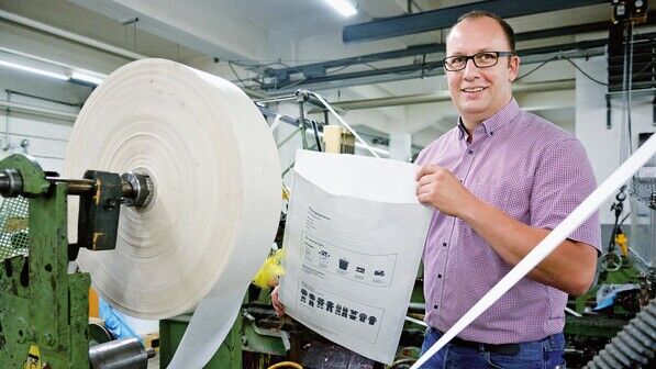 Er wagte den Wechsel vom Angestellten zum Unternehmer: Jens Vonderheid, hier mit einer Papiertüte für Berufskleidung.