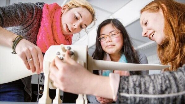 Auf Augenhöhe: Linda Mally erklärt Bao-Huong Nguyen und Jana Skrobanek ein Propellermodell (von links). Foto: Stoppel