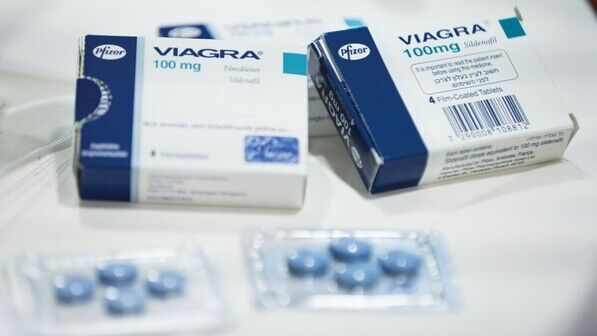 Echt gefälscht – und nur ein Beispiel für die Gefahr aus dem Web: Das Potenzmittel Viagra wird oft nachgeahmt. Auf dem Bild sieht man vom Zoll beschlagnahmte Packungen.