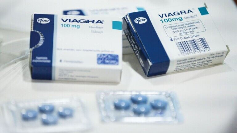 Echt gefälscht – und nur ein Beispiel für die Gefahr aus dem Web: Das Potenzmittel Viagra wird oft nachgeahmt. Auf dem Bild sieht man vom Zoll beschlagnahmte Packungen.