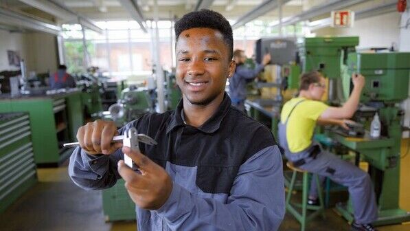 Hoch motiviert: Benjamin Ofosu macht eine Ausbildung zum Industriemechaniker. Foto: Augustin