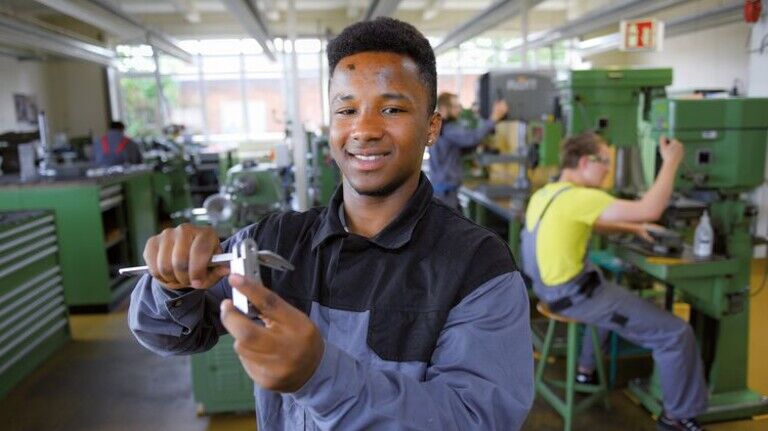 Hoch motiviert: Benjamin Ofosu macht eine Ausbildung zum Industriemechaniker. Foto: Augustin