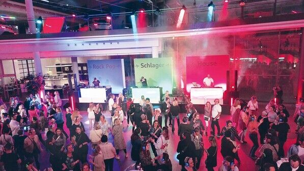 Kopfhörer-Party, auch silent disco genannt: Im Audi-Forum feierten kürzlich Jung und Alt. 