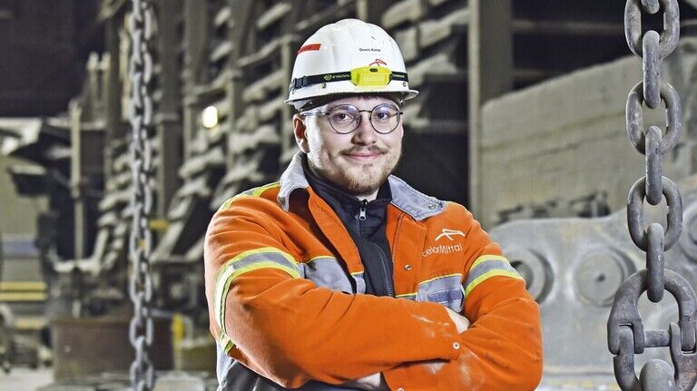 Dennis Kartal: Abi mit 17, dann unzählige Bewerbungen verschickt, aber nur Absagen. Seit März 2021 Azubi für Verfahrenstechnologie bei ArcelorMittal in Hamburg.