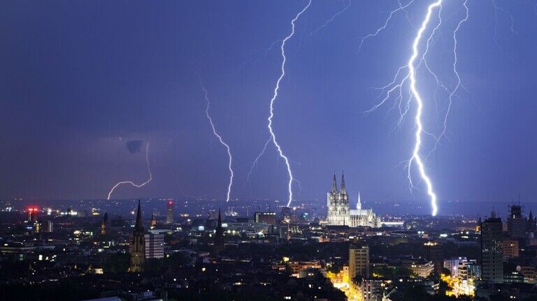 Beeindruckend: Mai bis September sind Monate, in denen viele Gewitter toben, wie hier über Köln.