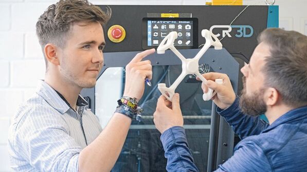 Technik und Design verbinden: Marc Horstkotte prüft das Rotor-Modell einer neuen Zentrifuge aus dem 3-D-Drucker.