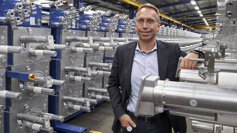 Jochen Zaun, Geschäftsführer von SAHM, in der Montageabteilung. Hier entstehen gerade Großanlagen für das  Aufspulen von Carbonfasern.