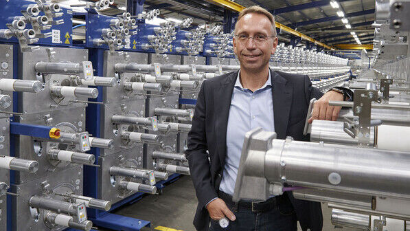 Jochen Zaun, Geschäftsführer von SAHM, in der Montageabteilung. Hier entstehen gerade Großanlagen für das Aufspulen von Carbonfasern.